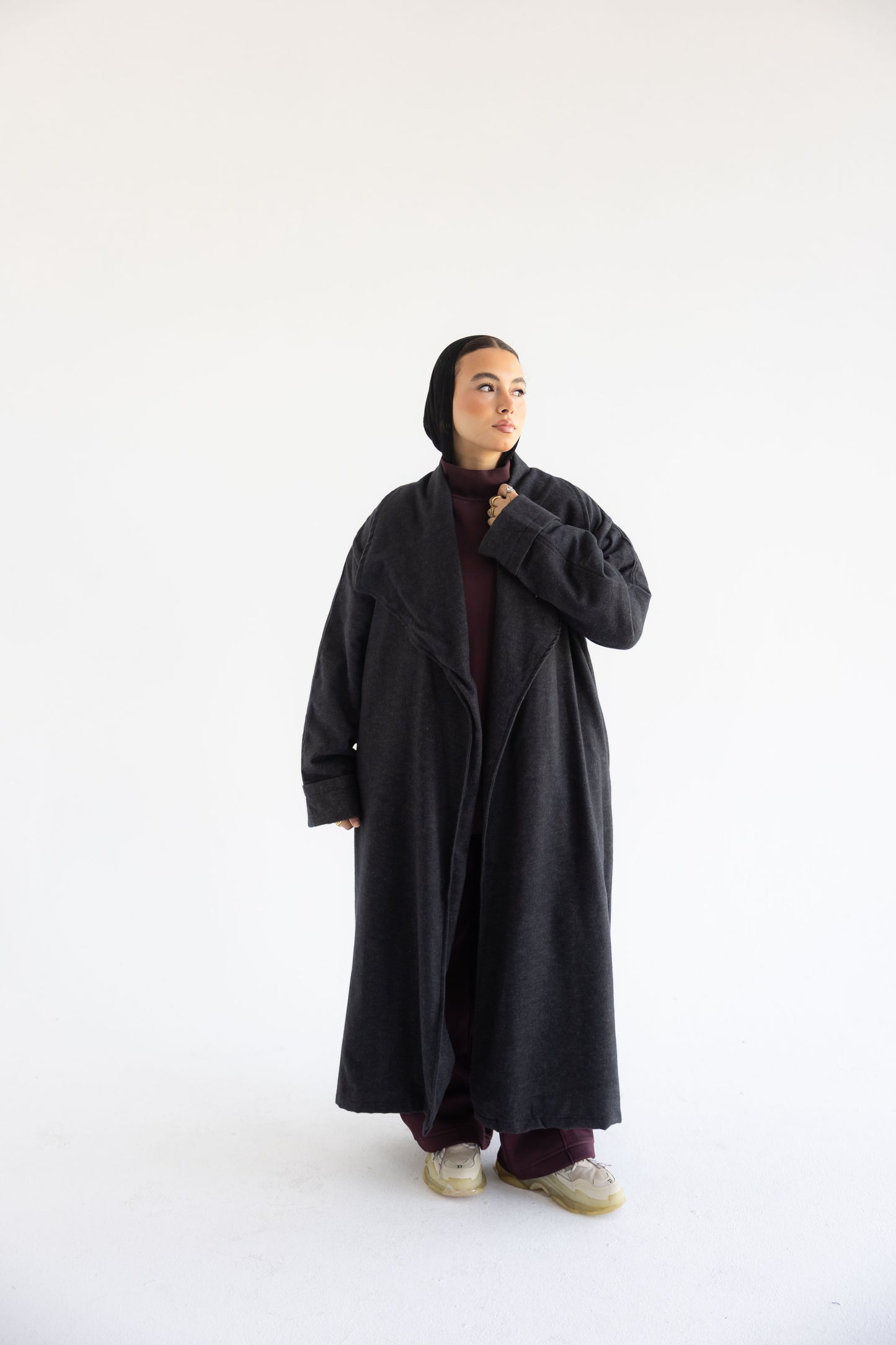 Defa' Drape Cardigan in Noir (دِفْء)