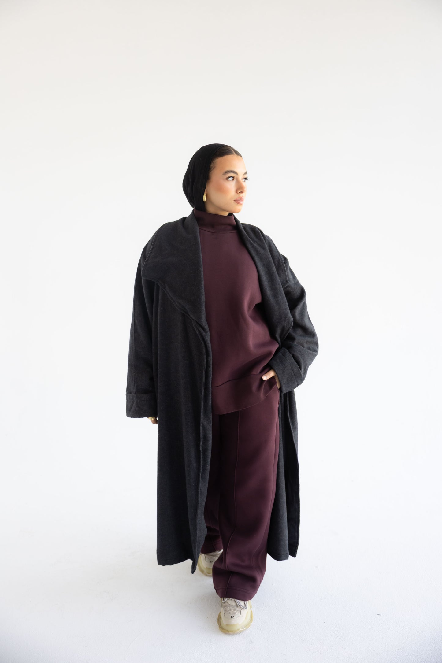 Defa' Drape Cardigan in Noir (دِفْء)