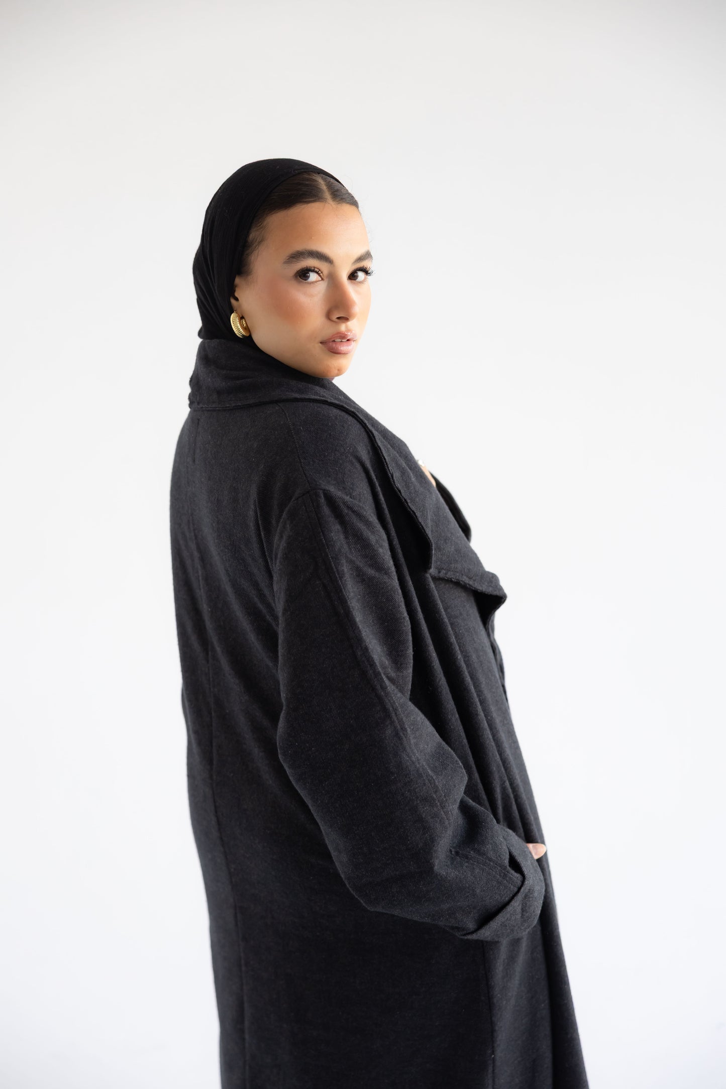 Defa' Drape Cardigan in Noir (دِفْء)